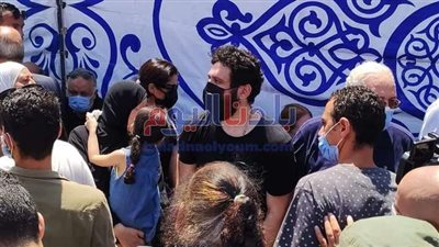 انتهاء عزاء دلال عبد العزيز بمقابر الوفاء والأمل (صور)