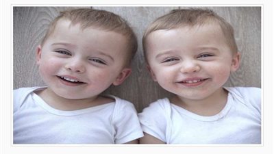 لماذا لا يمتلك التوأم المتماثل نفس بصمات الأصابع؟