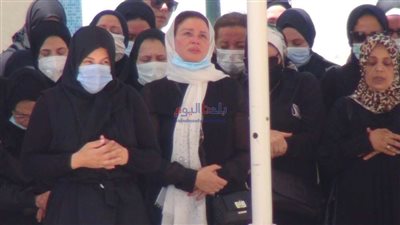 مشاهد مؤثرة من عزاء دلال عبدالعزيز.. دموع ودعاء وصدمة (صور)