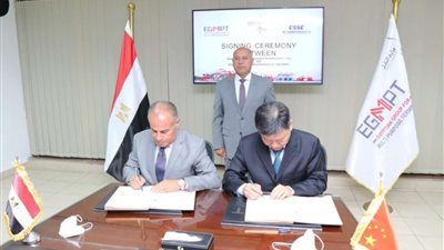 النقل: توقيع عقد شراء 4 أوناش رصيف  بميناء الإسكندرية