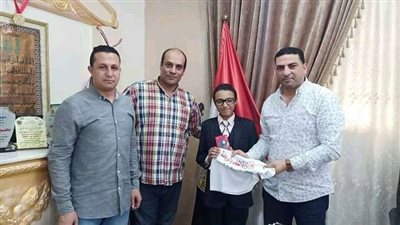 وكيل وزارة الشباب والرياضة يكرم صاحب حكايات من المقبرة الفرعونية