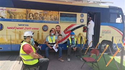 بالصور | سيارات تكنولوجية متنقلة لخدمة المواطنين بالعلمين الجديدة والساحل الشمالي