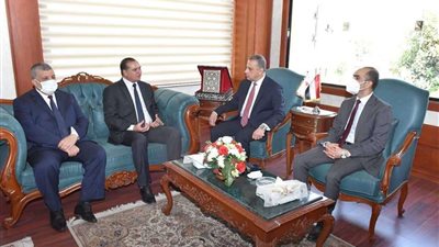 بالصور | تقديرًا لمجهوداته.. محافظ سوهاج يكرم رئيس الجامعة السابق