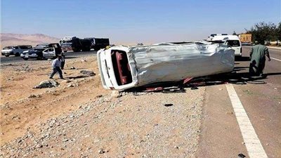 إصابة 3 أشخاص من بينهم طالبة في حادث انقلاب سيارة ميكروباص بسوهاج