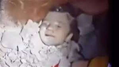 انتشال طفلة من تحت أنقاض منزل عائلتها المدمر في مخيم النصيرات