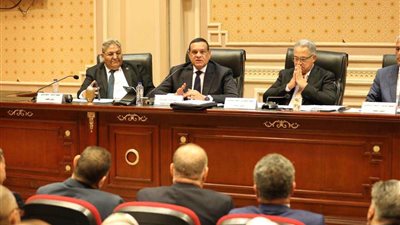 اللواء هشام آمنة يعرض جهود قطاع التفتيش والمتابعة أمام لجنة الإدارة المحلية