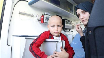 الصحة: استقبال 12 طفلًا فلسطينيًا من المصابين بالسرطان عبر معبر رفح لتلقي العلاج في المستشفيات