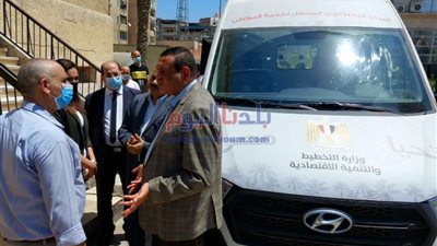 محافظ البحيرة يتفقد المركز التكنولوجي المتنقل للخدمات الحكومية المتميزة