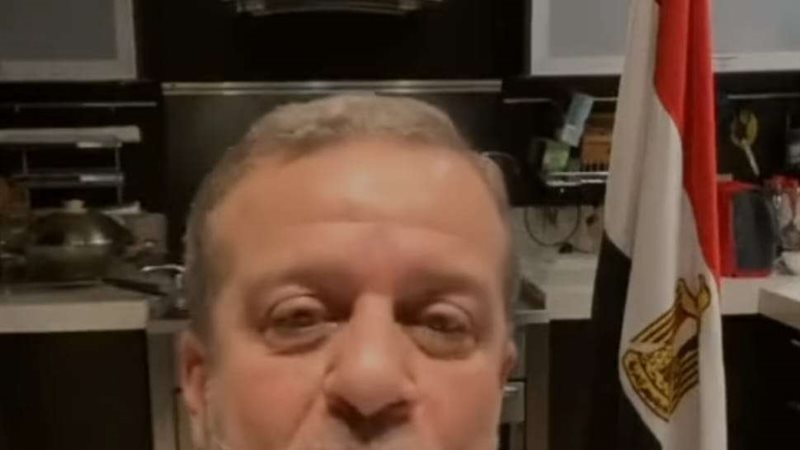 شريف منير مرتديا
