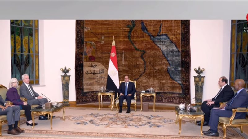 الرئيس يبحث عدد من