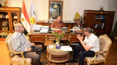 محافظ أسيوط يلتقي مسئول جهاز تنمية المشروعات لبحث سبل التعاون