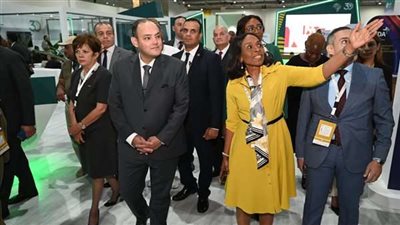 وزير الصناعة يتفقد أجنحة المعرض الأفريقي للتجارة البينية