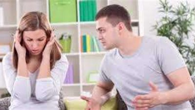 سيدة تصرخ أمام محكمة الأسرة.. «قفشت زوجي مع بنت الجيران في وضع مخل»