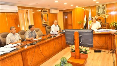 محافظ أسيوط يؤكد أهمية تضافر الجهود للحفاظ على الرقعة الزراعية وإزالة التعديات