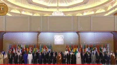 صورة تذكارية للقادة المشاركين في القمة العربية الإسلامية بالرياض