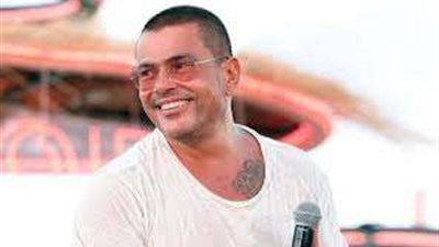 بعد تأجيله بسبب أحداث غزة.. عمرو دياب يعلن عن حفل غنائي في أبو ظبي