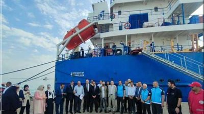 محافظ شمال سيناء يستقبل سفينة المساعدات التركية تمهيدا لإدخالها غزة