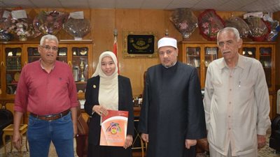 نائب رئيس جامعة الأزهر بأسيوط يكرم الطلاب المشاركين في دورة الدراسات الاستراتيجية والأمن القومي