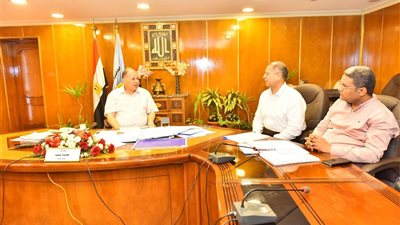 محافظ أسيوط يؤكد أهمية التنسيق بين الجهات المعنية بملف الاستثمار لدفع عجلة الاقتصاد المحلي