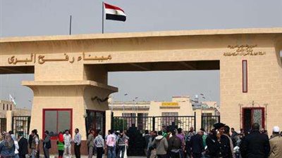 دخول أول شاحنة وقود من معبر رفح إلى قطاع غزة