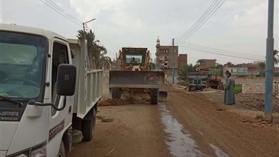 رفع 620 طن قمامة وتسوية وتمهيد طرق خلال حملات نظافة بأسيوط