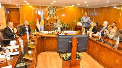 محافظ أسيوط يناقش الموقف التنفيذي لمشروع بناء القدرات الممول من الاتحاد الأوروبي