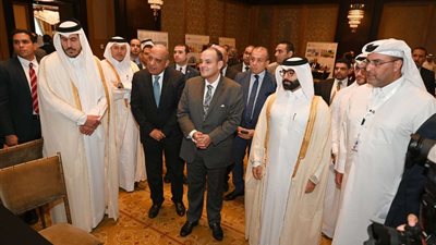 وزير الصناعة يستعرض مع نظيره القطري فرص التعاون الاقتصادي بين البلدين