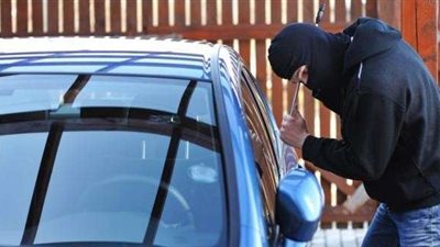 النيابة تأمر بحبس سارق أموال من داخل سيارة بأسلوب «المغافلة» بالجمالية