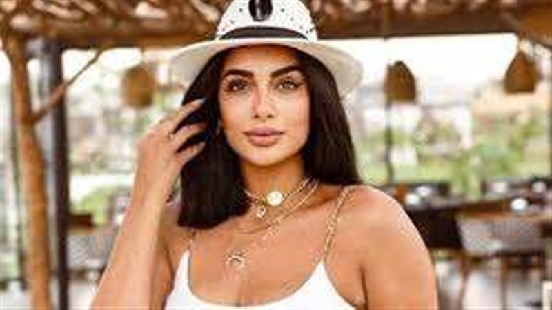 الفنانة جوري بكر