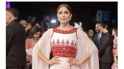 نسرين طافش بفستان أبيض مزركش بتطريز فلسطيني: على هذه الأرض ما يستحق الحياة