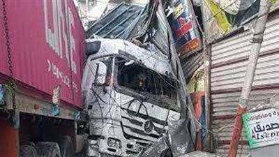 بدون إصابات.. اصطدام سيارة نقل ثقيل بعدد من المحال التجارية بالدقهلية