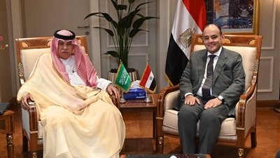 وزير الصناعة يبحث مع نظيره السعودي تنمية التعاون بين البلدين