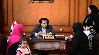 محافظ قنا يستقبل ٨٦ مواطن لبحث شكواهم وطلباتهم