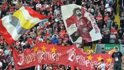 جماهير ليبريا تقتحم الملعب لمصافحة النجم صلاح والأمن يحمي الفرعون