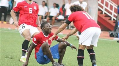 محمد صلاح يمنع مشجعاً من تقبيل قدمه أمام سيراليون