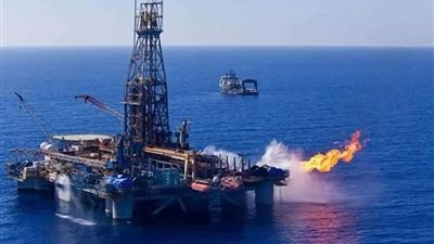 خبراء طاقة: تشغيل آبار النفط بالطاقة الشمسية سيسهم في ترشيد الاستهلاك