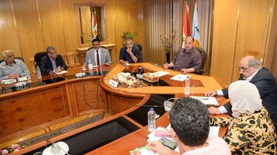 محافظ أسيوط يجتمع بمسئولي المتغيرات المكانية ورؤساء المراكز لاستعراض نسب وجهود إزالة التعديات