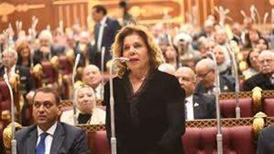 السفيرة مشيرة خطاب تسلم المفوض السامي لحقوق الإنسان نسخة من التقرير السنوي للمجلس