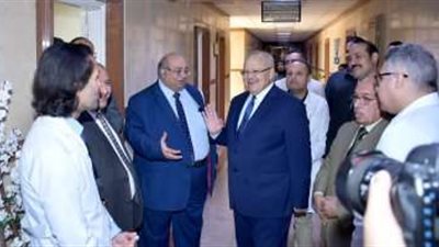 بالفيديو.. رئيس جامعة القاهرة يقرر مكافأة لكافة العاملين بمستشفى الطلبة