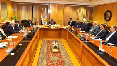 محافظ أسيوط يؤكد على توفير الدعم الكامل لرعاية الأطفال المعرضين للخطر