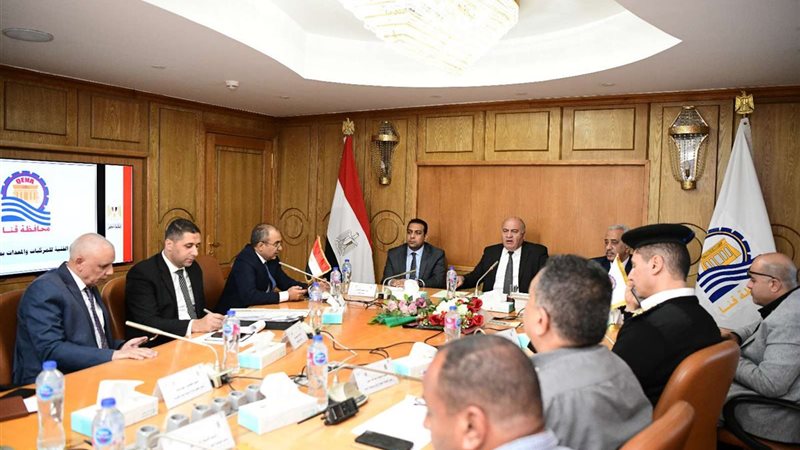 اجتماع محافظ قنا
