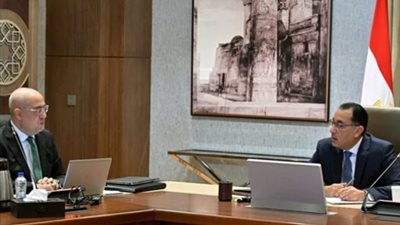 مدبولي يتابع موقف تنفيذ المشروعات مع وزير الإسكان