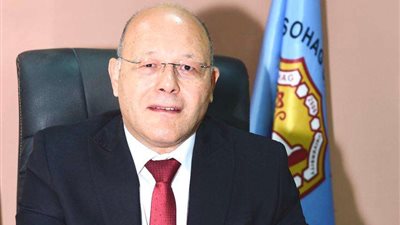 رئيس جامعة سوهاج يثمن جهود الرئيس السيسي لرفع المعاناة عن الشعب الفلسطينى بالهدنة الانسانية