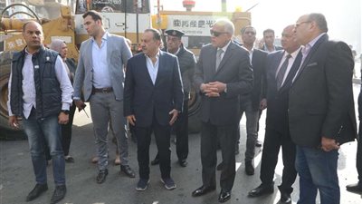محافظ الجيزة يعاين موقع سقوط جزء من كوبري مشاة أحمد عرابي