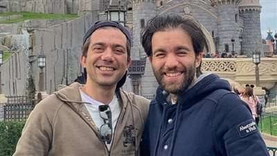 شريف رمزي يتلقى عزاء شقيقه ويسرا وحماقي أبرز الحضور