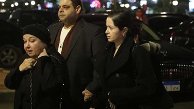 ظهور نادر للفنانة المعتزلة نورا في عزاء صلاح رمزي