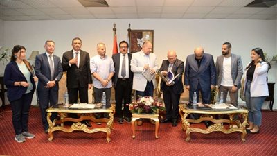 محافظ أسيوط يستقبل طلاب كلية الفنون الجميلة بجامعة الإسكندرية لدراسة المخطط الاستراتيجي