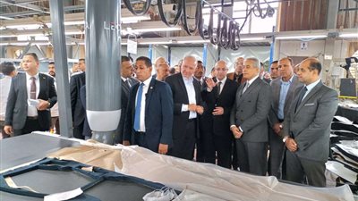 خلال زيارته لبني سويف.. وزير العمل يتفقد مصانع التصدير الخاصة