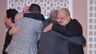 تأثر هنيدي ودموع الصاوي.. مشاهد من عزاء طارق عبد العزيز