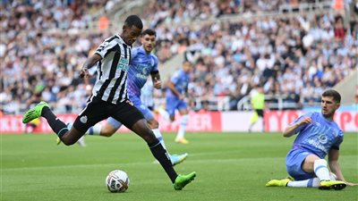 نيوكاسل يسجل الهدف الأول في شباك باريس سان جيرمان بقدم 